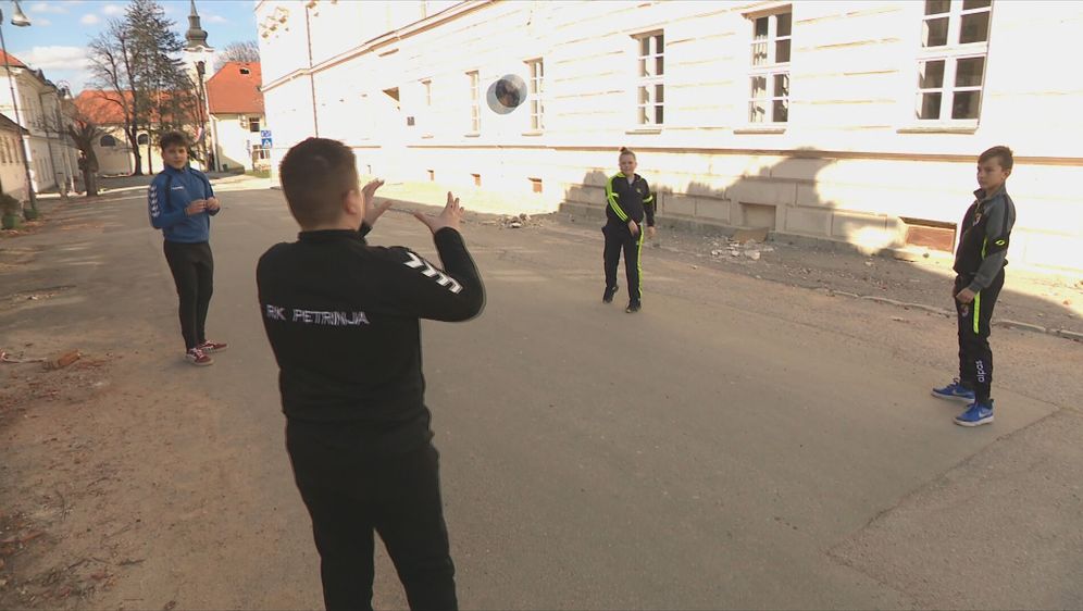 Djeca se igraju u Petrinji, ilustracija