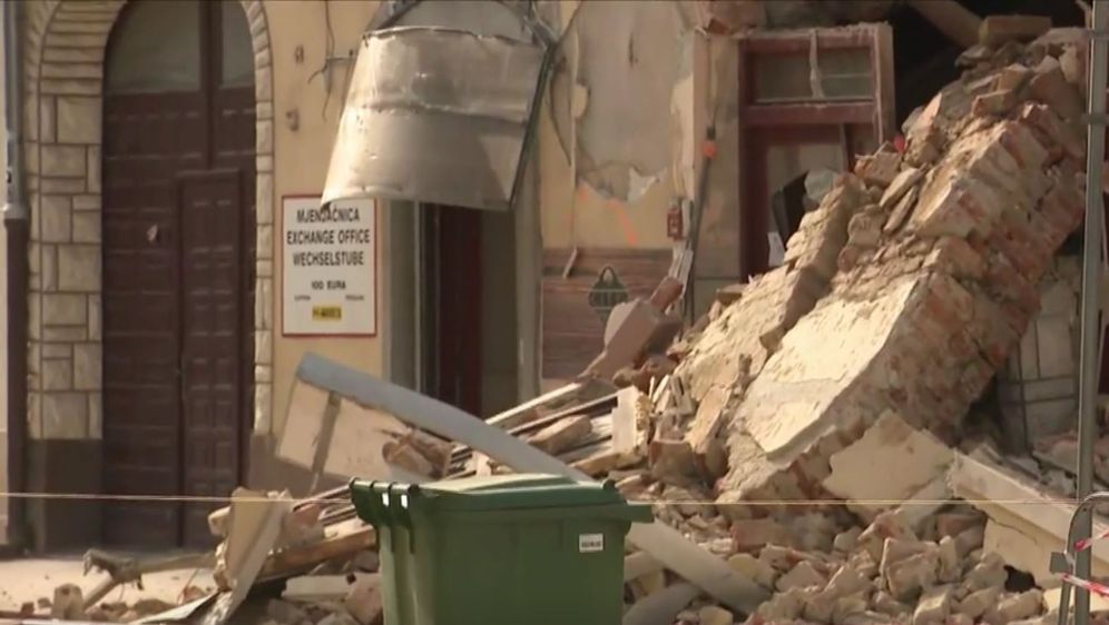 Urušen dio zgrade nakon novog potresa u Petrinji