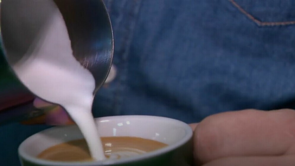 Ulijevanje mlijeka u kavu
