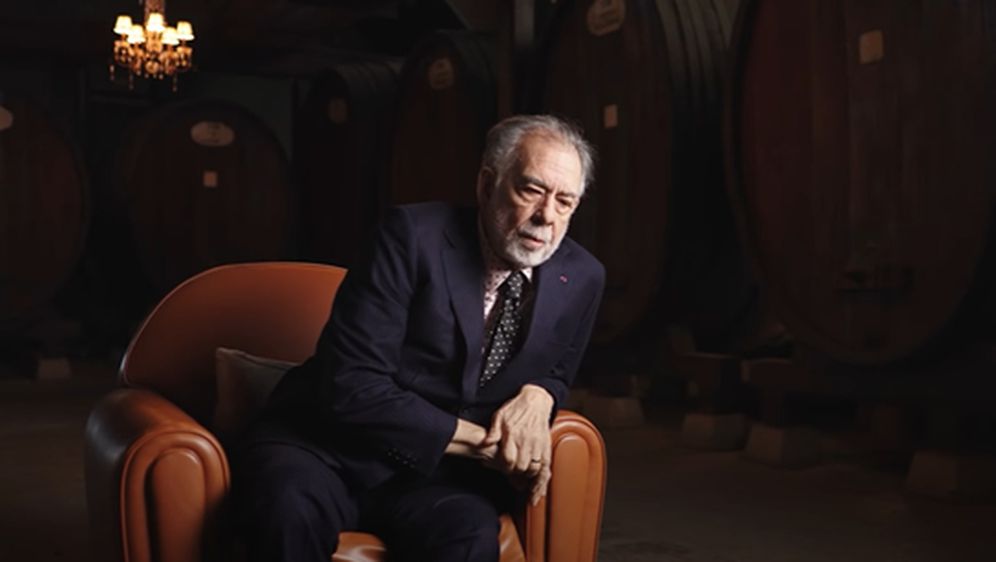 Francis Ford Coppola sjedi u kožnoj fotelji