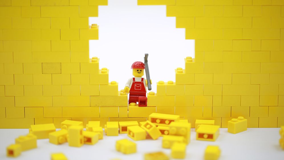 LEGO man razbija zid LEGO kockica