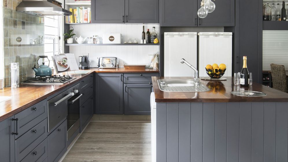 Kuhinje u kombinaciji sive boje i drva