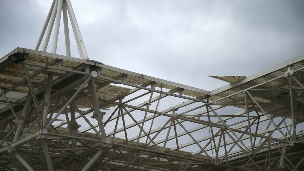 Vjetar uništio krovište iznad štandova na osječkoj tržnici - 3