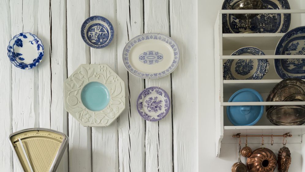 Dekorativni keramički tanjuri na zidu u kuhinji