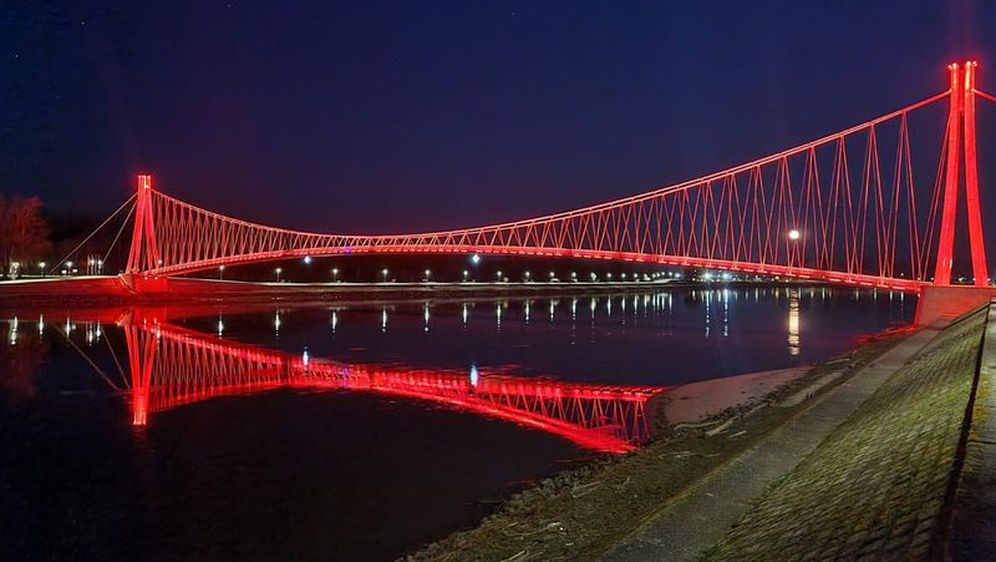 Osječki pješački most svijetli crveno