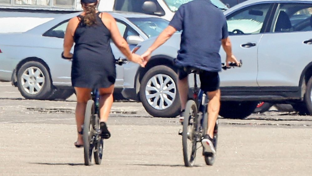 Pierce Brosnan u vožnji biciklom sa svojom ženom, Keely Shaye Smith