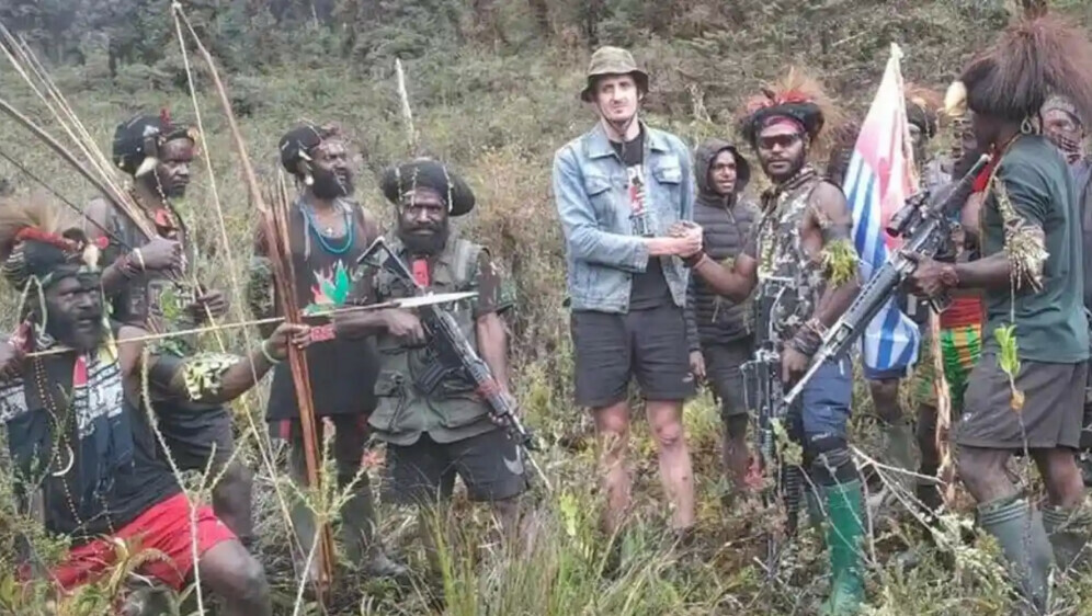 Novozelandski pilot Phillip Mark Mehrtens s papuanski separatistima - 4