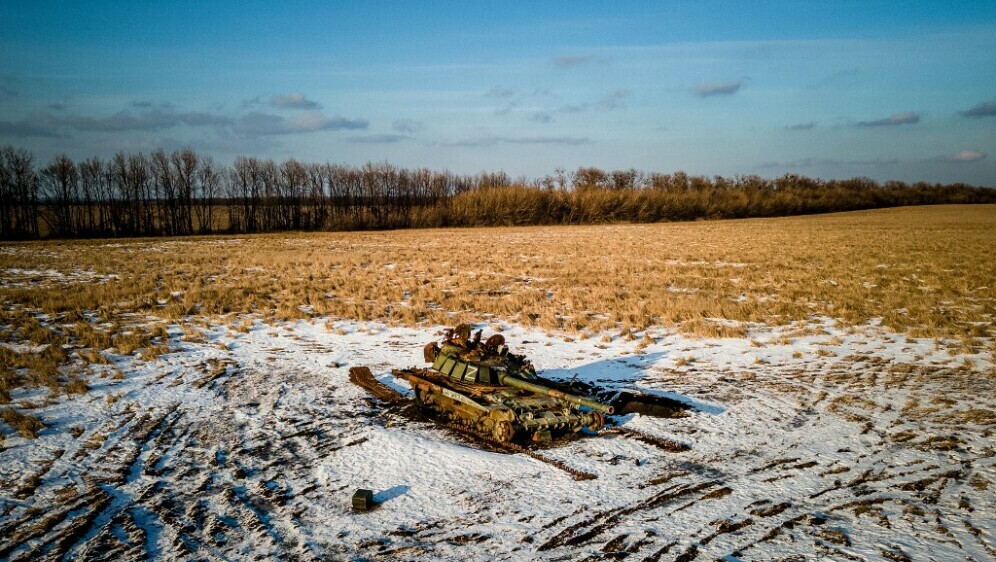 Uništen ruski tenk usred žita pšenice u Harkivu