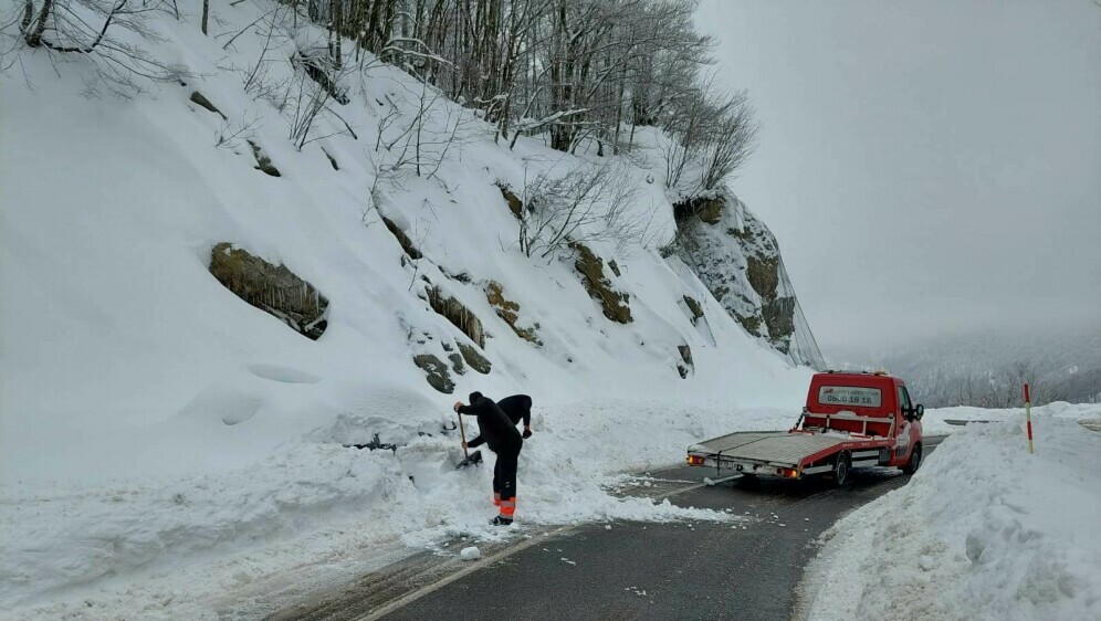 Radnici otkopavaju zametena vozila u Lici - 3