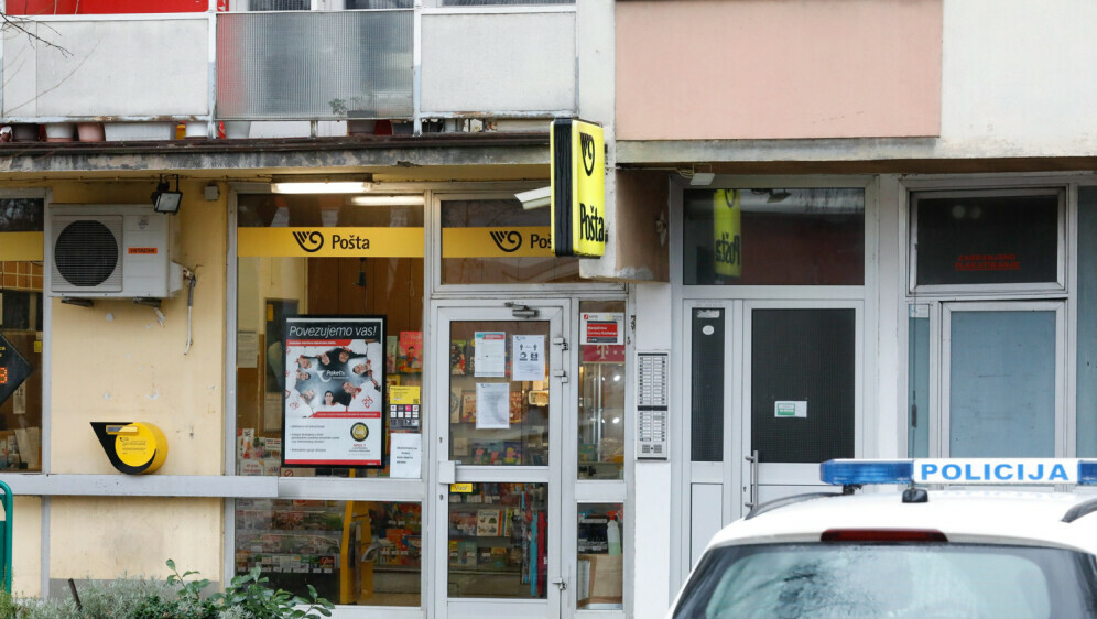 Policija ispred poslovnice Hrvatske pošte, ilustracija