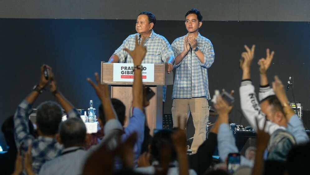Prabowo Subianto (L) i Gibran Rakabuming Raka (D)