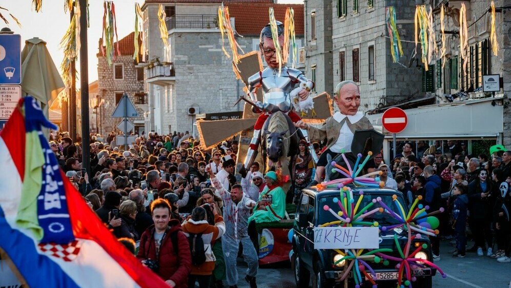 Lutke Aleksnadra Vučića i Vladimira Putina na karnevalu u Kaštel Starom