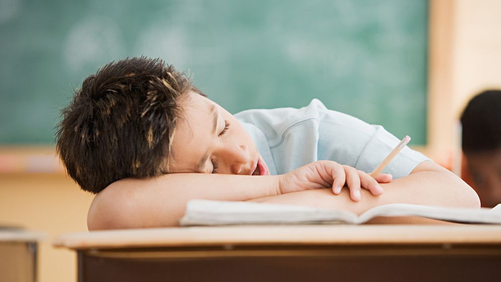 Učenik spava u školi