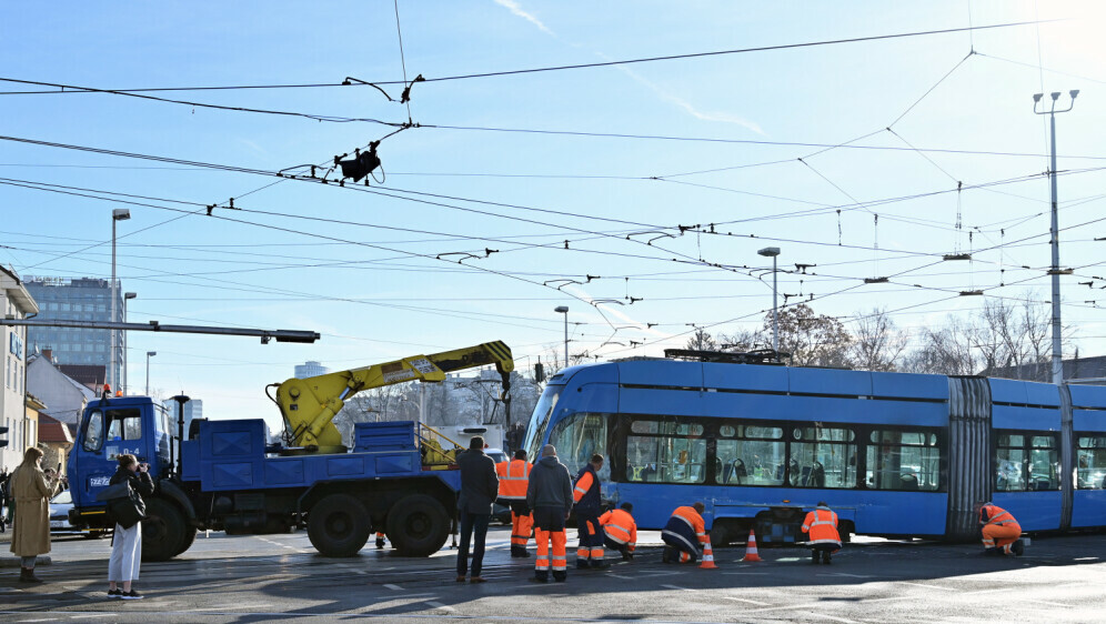 Tramvaj iskočio iz tračnica i sudario se s drugim tramvajem na križanju Vukovarske ulice i Avenije Marina Držića u Zagrebu - 3