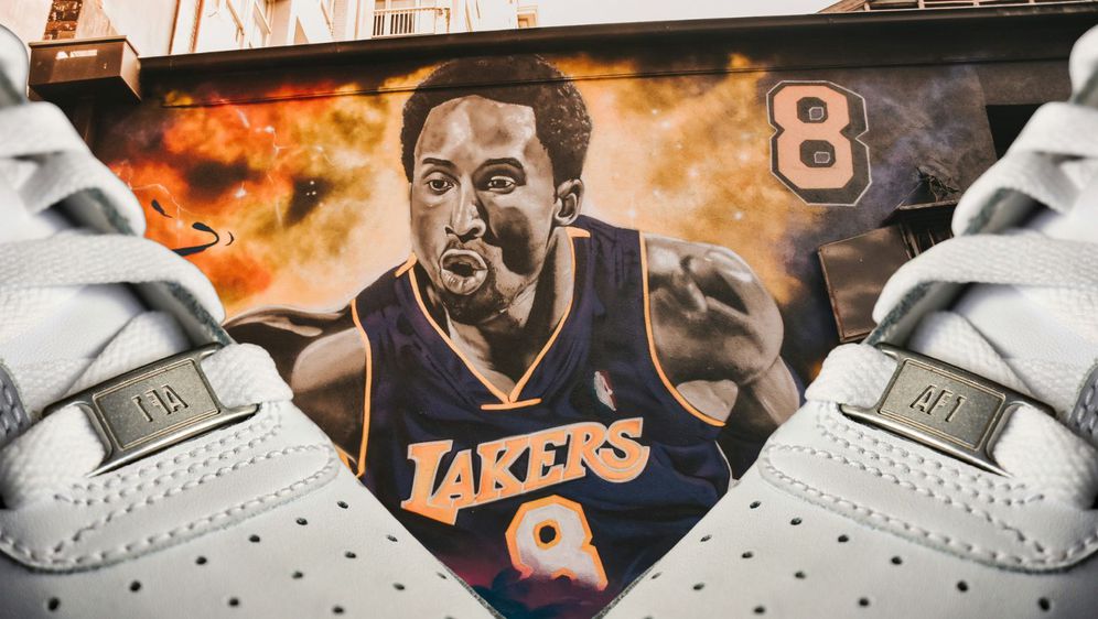 grafit košarkaša kobea bryanta u dresu LA Lakersa i tenisice nike air force
