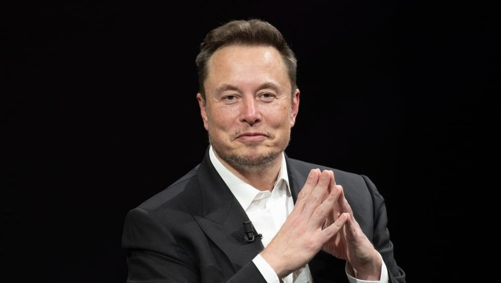 Biznismen i mogul Elon Musk kako sjedi s rukama sklopljenim u piramidu