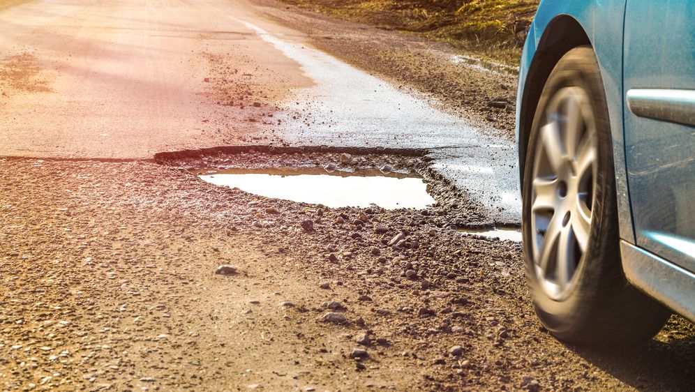 Rupe u asfaltu, ilustracija