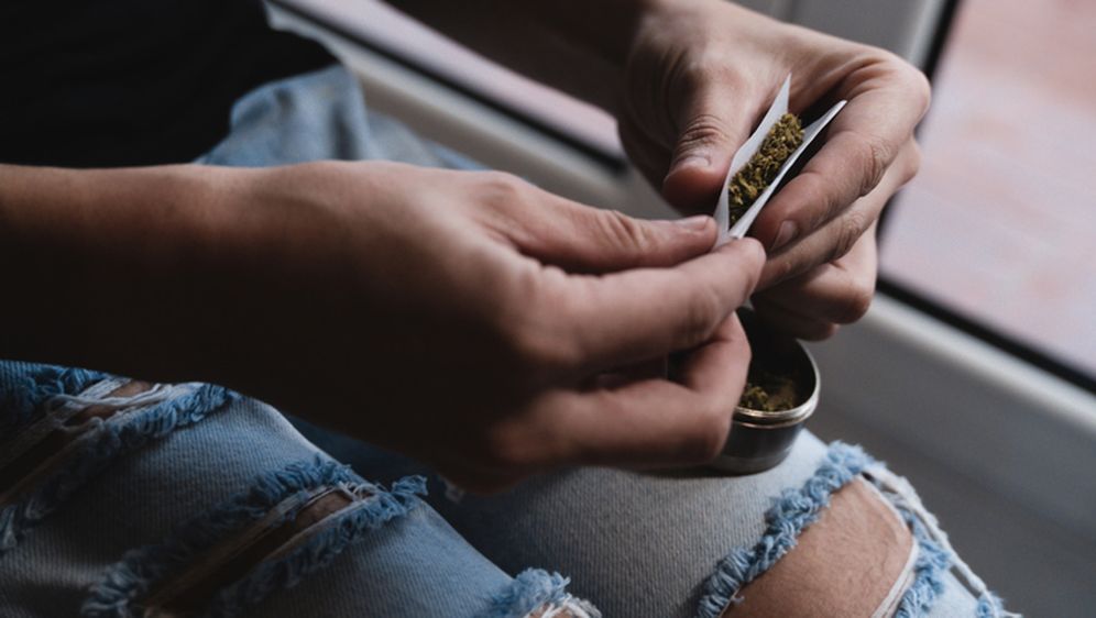 Mladi mota kanabis u cigaretu, ilustracija