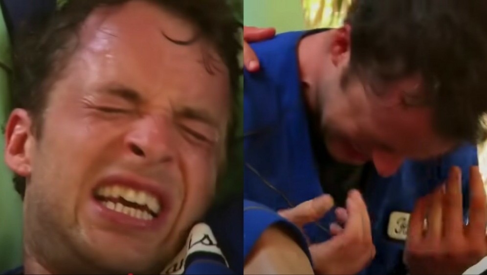 Youtuber s kanala Hamish & Andy pri obredu s rukavicama od mrava metaka