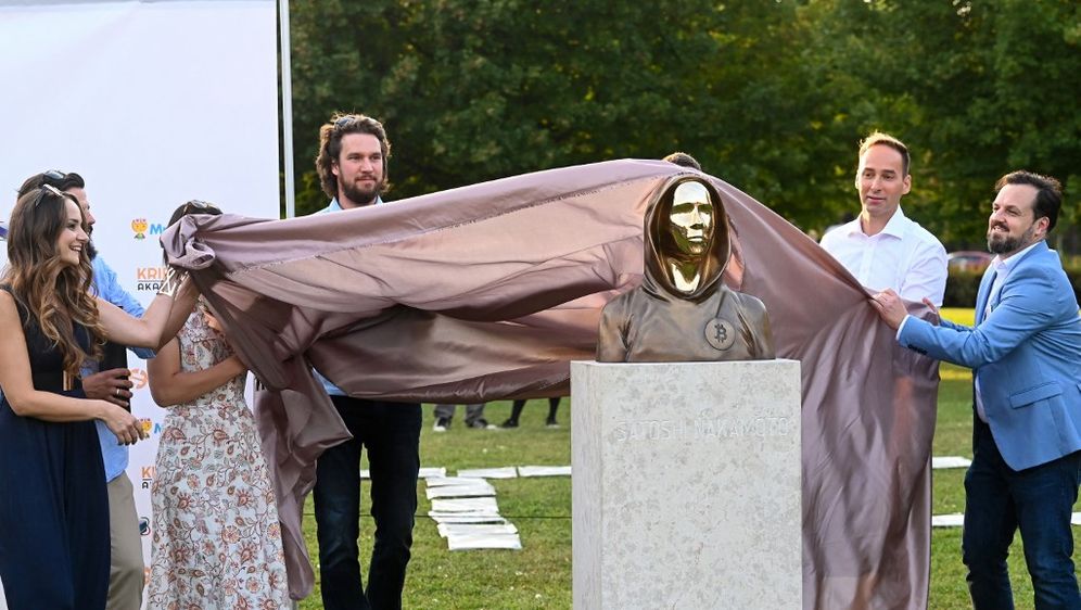 Otkrivanje spomenika Nakamotu u Budimpešti