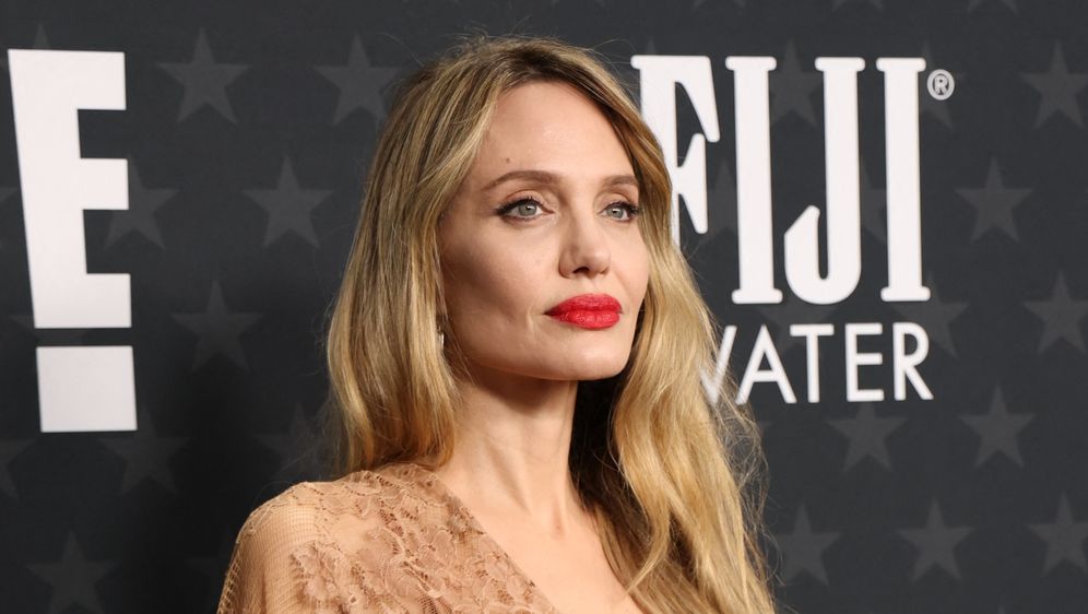 Angelina Jolie na dodjeli nagrada Critics' Choice u haljini Elie Saab