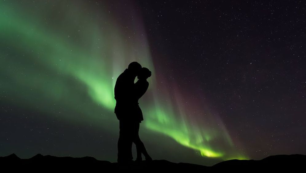 Par izmjenjuje poljupce pod polarnom svjetlošću