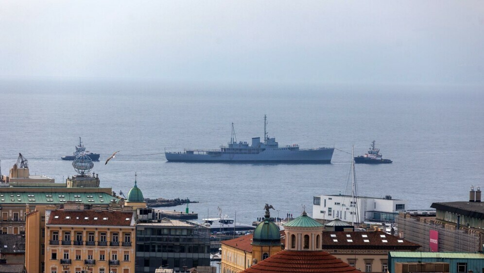 Remorkeri tegle brod Galeb u luku