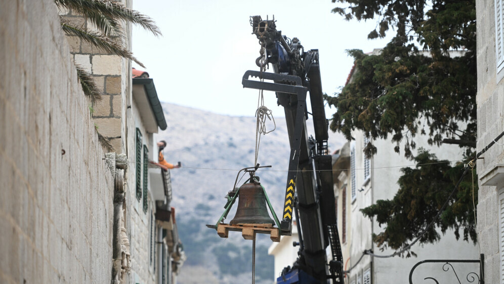 HGSS uklanja zvonik Kneževog dvora u Pagu nakon potresa - 2