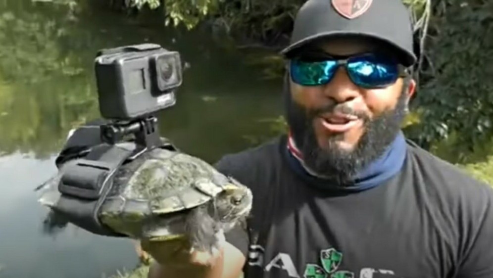Youtuber s kanala MonsterMikeFishing i kornjača s kamerom na oklopu