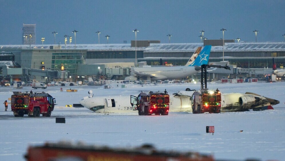 Zrakoplov Delta Airlinesa prevrnuo se na pisti u Torontu