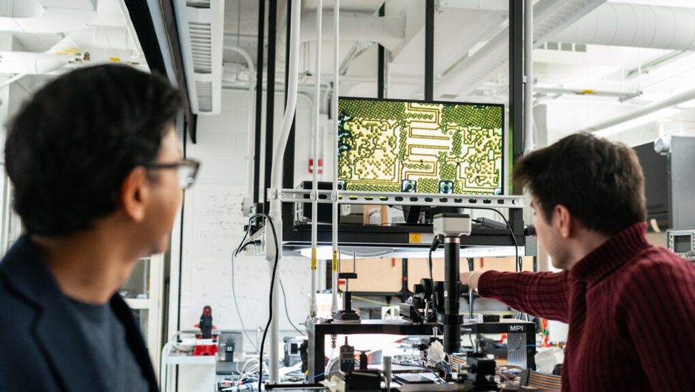 Profesor Kaushik Sengupta i Emir Ali Karahan uz povećanu sliku čipa