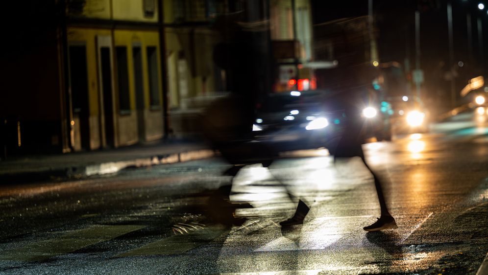 Pješaci na cesti, ilustracija