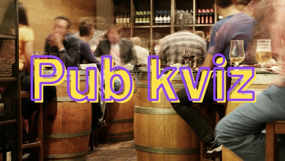Pub i ljudi koji sjede i pričaju uz naslov kviza