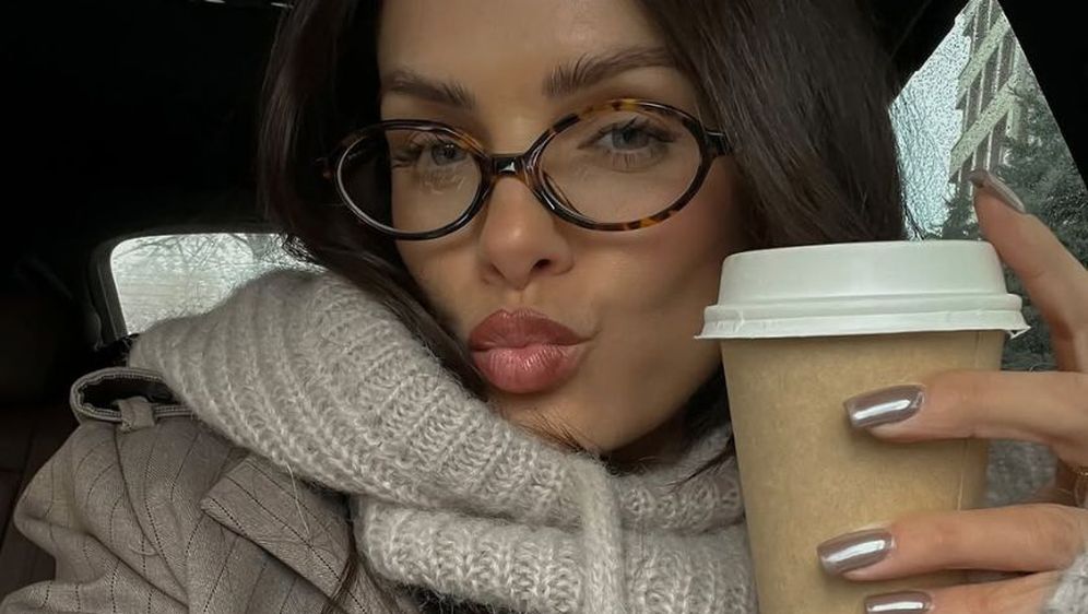 Djevojka s kavom i Miu Miu naočalama