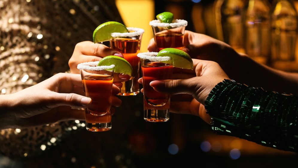 Žene nazdravljaju u noćnom klubu