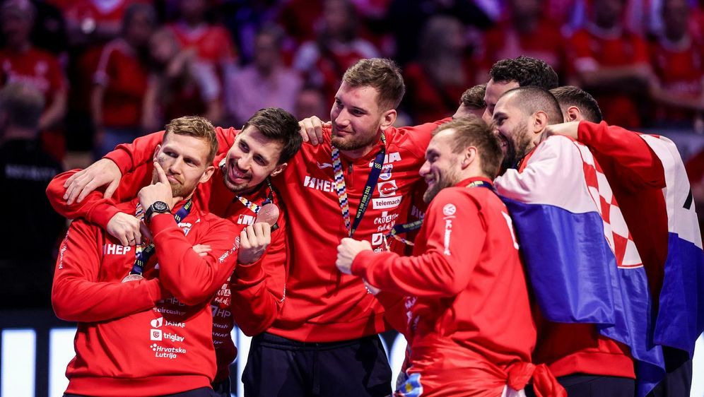 Hrvatski rukometaši slave europsku broncu - 10