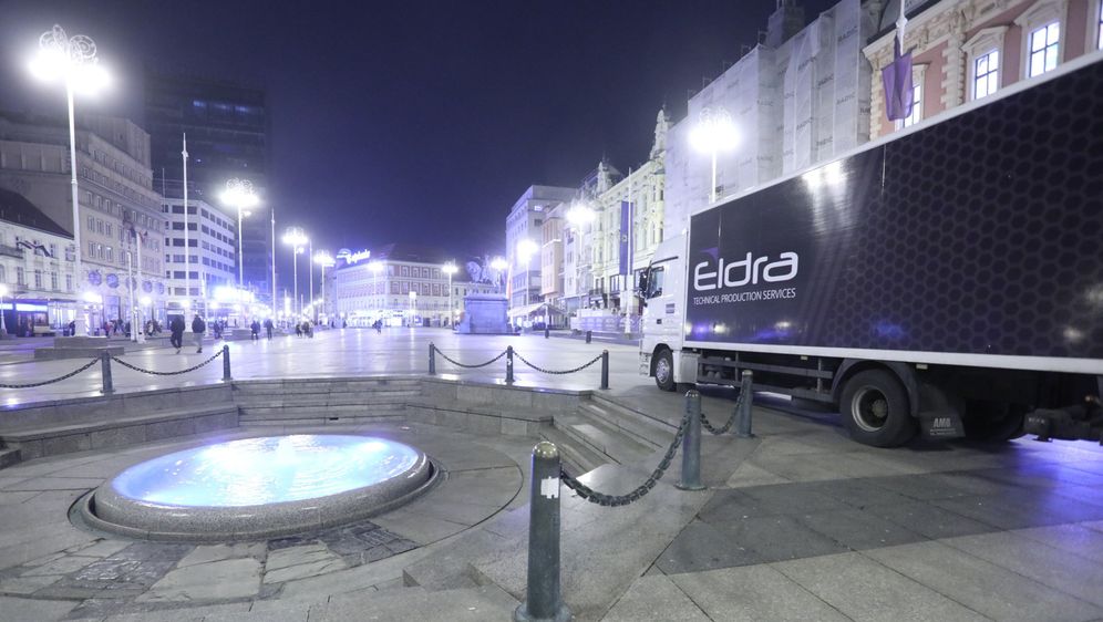 Kamioni s opremom za postavljanje pozornice na Trgu bana Josipa Jelacica - 1