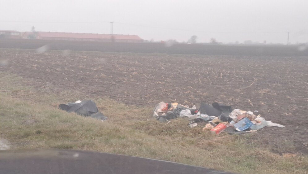 Ilegalno odlaganje otpada na izlazu iz Tenje - 3