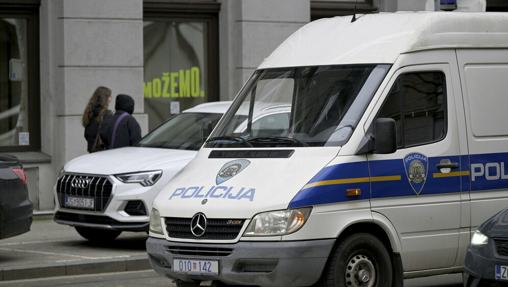 Policija u prostorijama stranke Možemo! - 6