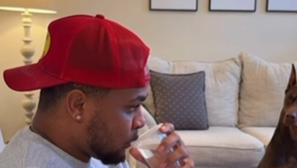 Vlasnik ispred psa koji ga osuđuje