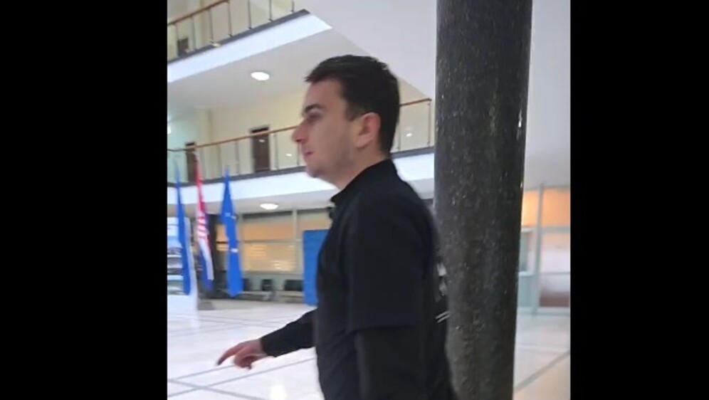 Upao u Gradsko poglavarstvo i pustio na zvučnik pjesmu Čavoglave