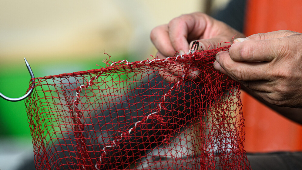 Ribar plete mrižu svoju