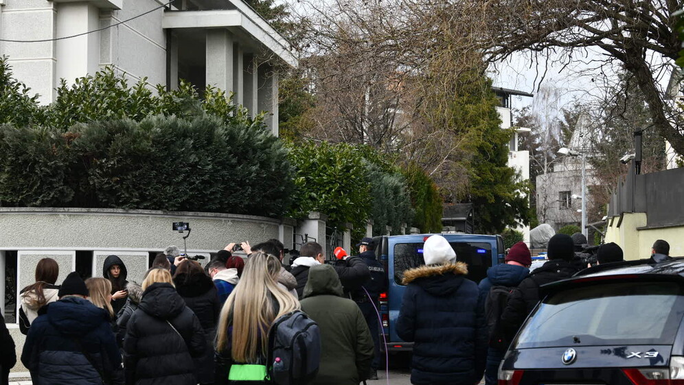 Novinari ispred kuće Zdravka Čolića u Beogradu