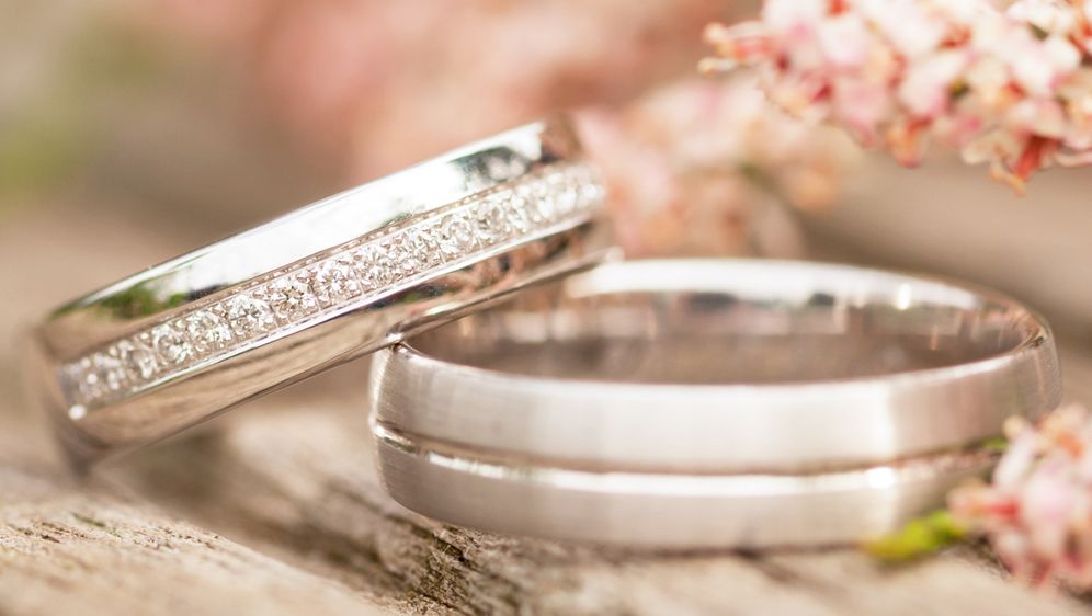 Dok su prvi mjeseci često obilježeni zaljubljenošću i prilagodbom, s godinama brak dobiva dublje značenje, stabilnost i novu vrstu bliskosti