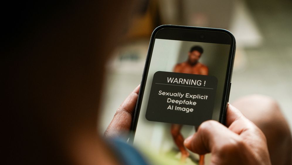 Seksualno eksplicitna AI generirana fotografija, ilustracija