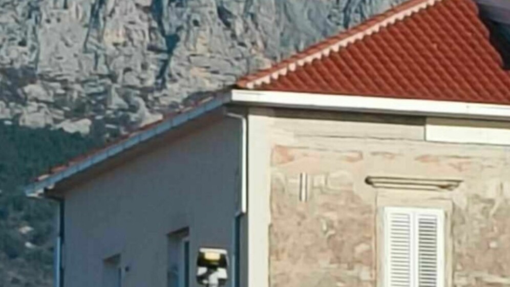 Muškarac koji pije kavu na nedovršenom balkonu