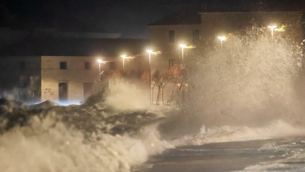 Kaštela: Ciklonalna plima poplavila rivu i ulice