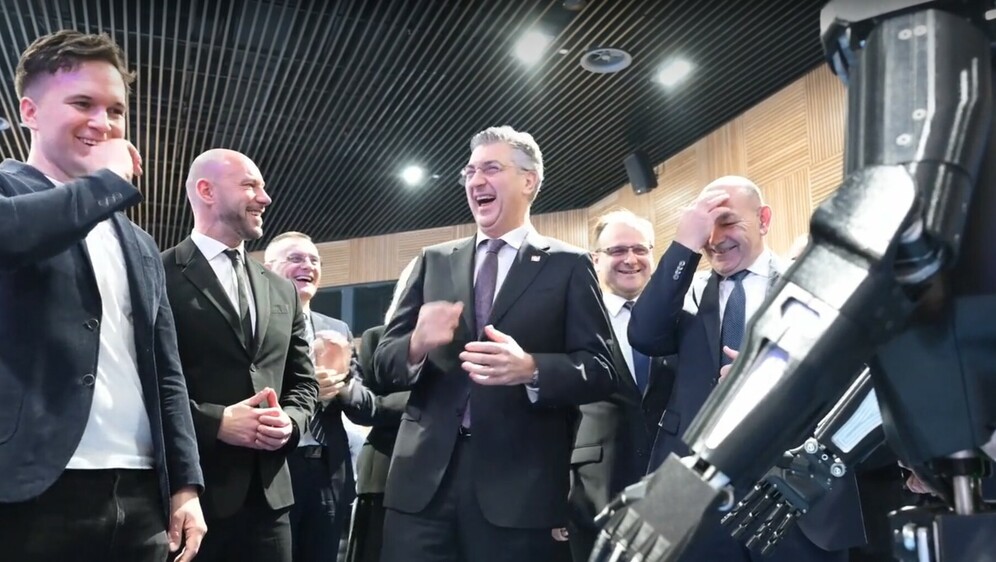 Robot RINNO nasmijao Plenkovića