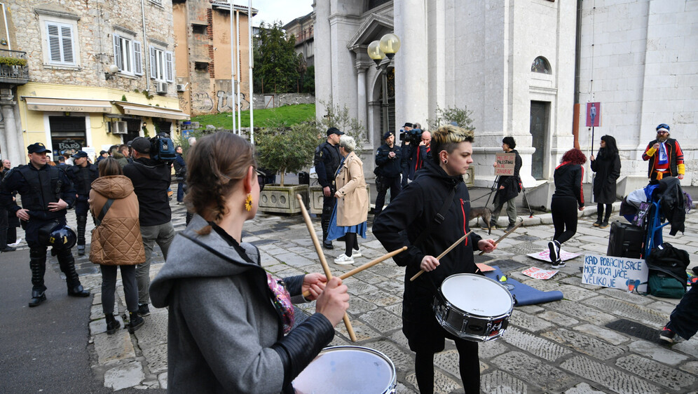 Prosvjednici protiv molitelja u Rijeci