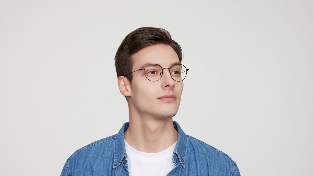 Muškarac s naočalama